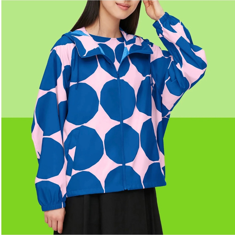 Marimekko pocketable UV protection parka with blue polka dots with pink